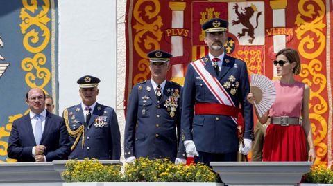 Los reyes junto al presidente murciano Pedro Antonio Snchez, durante la entrega de los despachos a los nuevos oficiales del Ejercito del Aire
