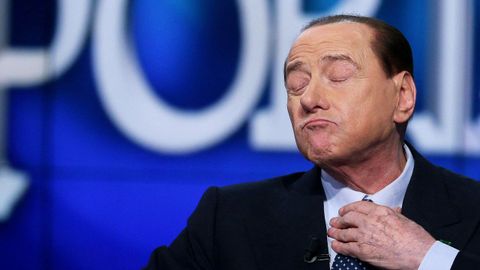 Berlusconi ajustándose la corbata mientras aparece en el programa de televisión 'Porta a Porta' en Rai 1, el 21 de mayo de 2014 