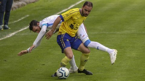 Borja pugna por el baln contra un rival en el partido disputado contra el Dubra en Barraa