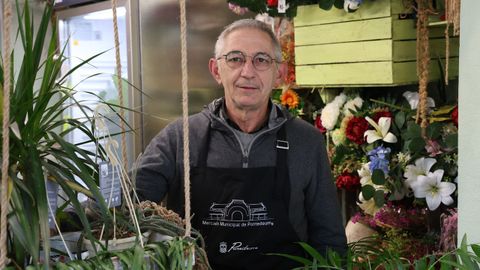 Julio Prez, presidente de la Asociacin de Placeras y Placeros del Mercado Municipal de Pontedeume, rodeado de flores y plantas, en su puesto