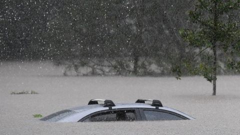 Un coche completamente cubierto por el agua en una inundacin en Australia, provocado por el cicln tropical Debbie.