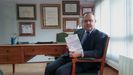 Javier Junceda em su despacho con su libro �A Contracorriente�