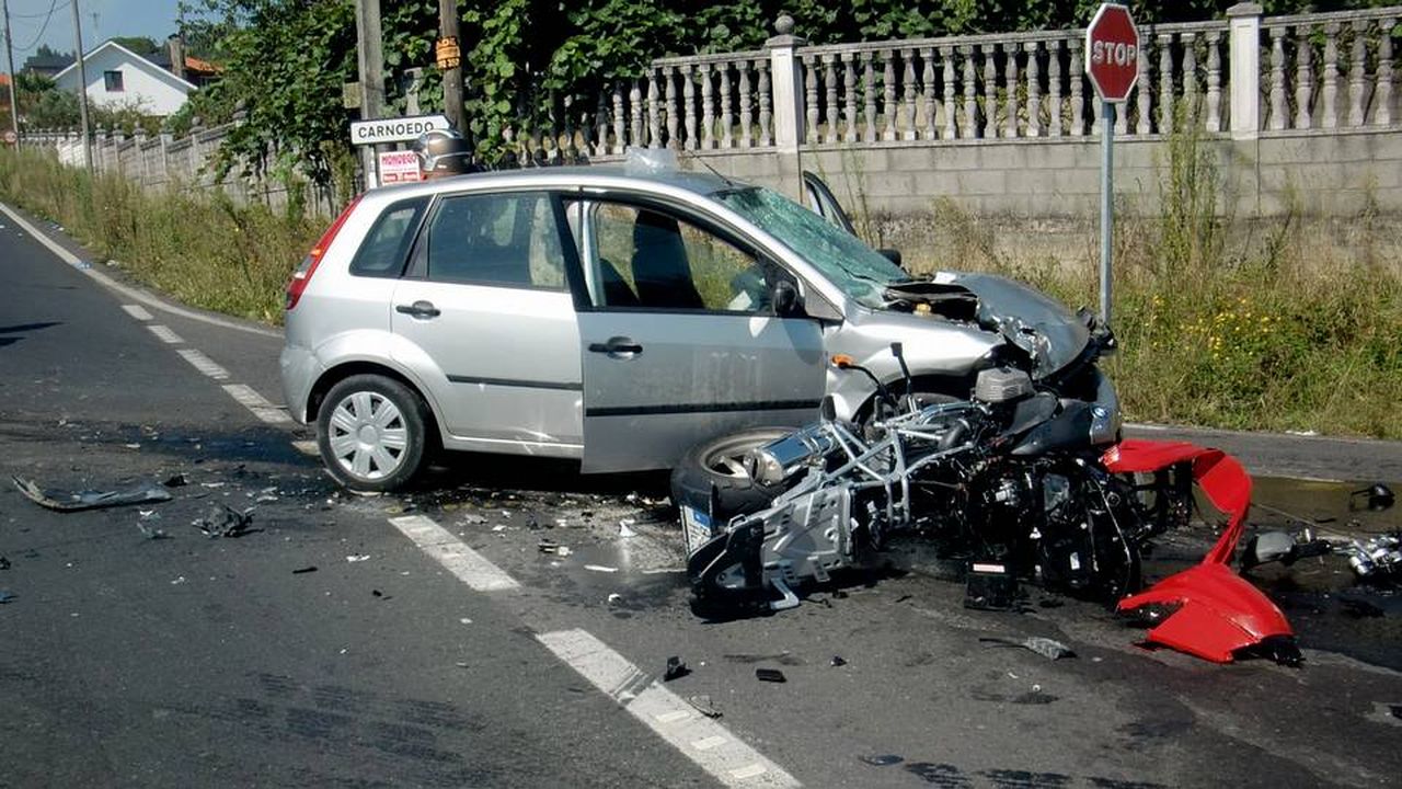 Muere un hombre al chocar su moto contra un coche en Sada
