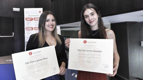 Ftima Iglesias (derecha) e Iria Camio recibieron sendos premios del Colexio de Economistas por sus buenos expedientes acadmicos en ADE y Turismo, respectivamente