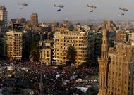 Helicpteros militares y miles de personas festejan en la plaza Tahrir la cada de Mursi.