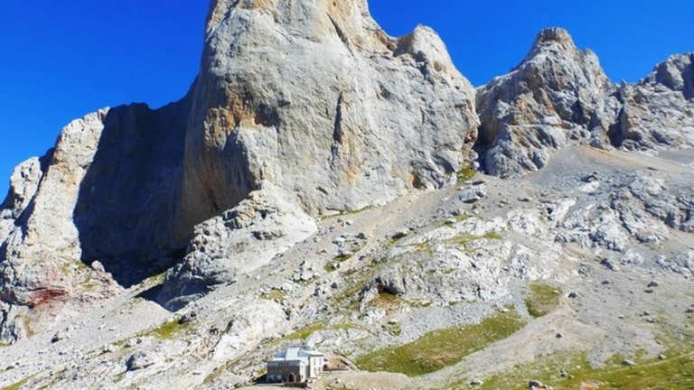 Refugio Vega del Urriellu a los pies del Picu Urriellu, en Picos de Europa