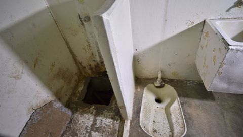 Vista de la celda y del agujero bajo la ducha por el que escap El Chapo Guzmn. 