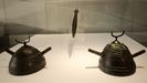 Los dos cascos de 2.500 años de antigüedad hallados en el Pico Las Torres de Ribadesella (Asturias). Las cimeras laterales servían para sostener adornos de cuerno o penachos de plumas