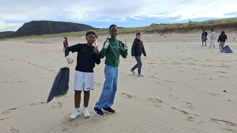 Alumnos del colegio� San Pedro de los Arcos colaborando en Xag� en la b�squeda de pl�sticos