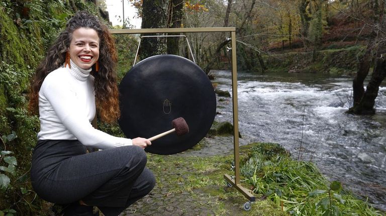 Las mil caras de los autónomos: «Hago baños de sonido en un concello rural y estoy encantada»
