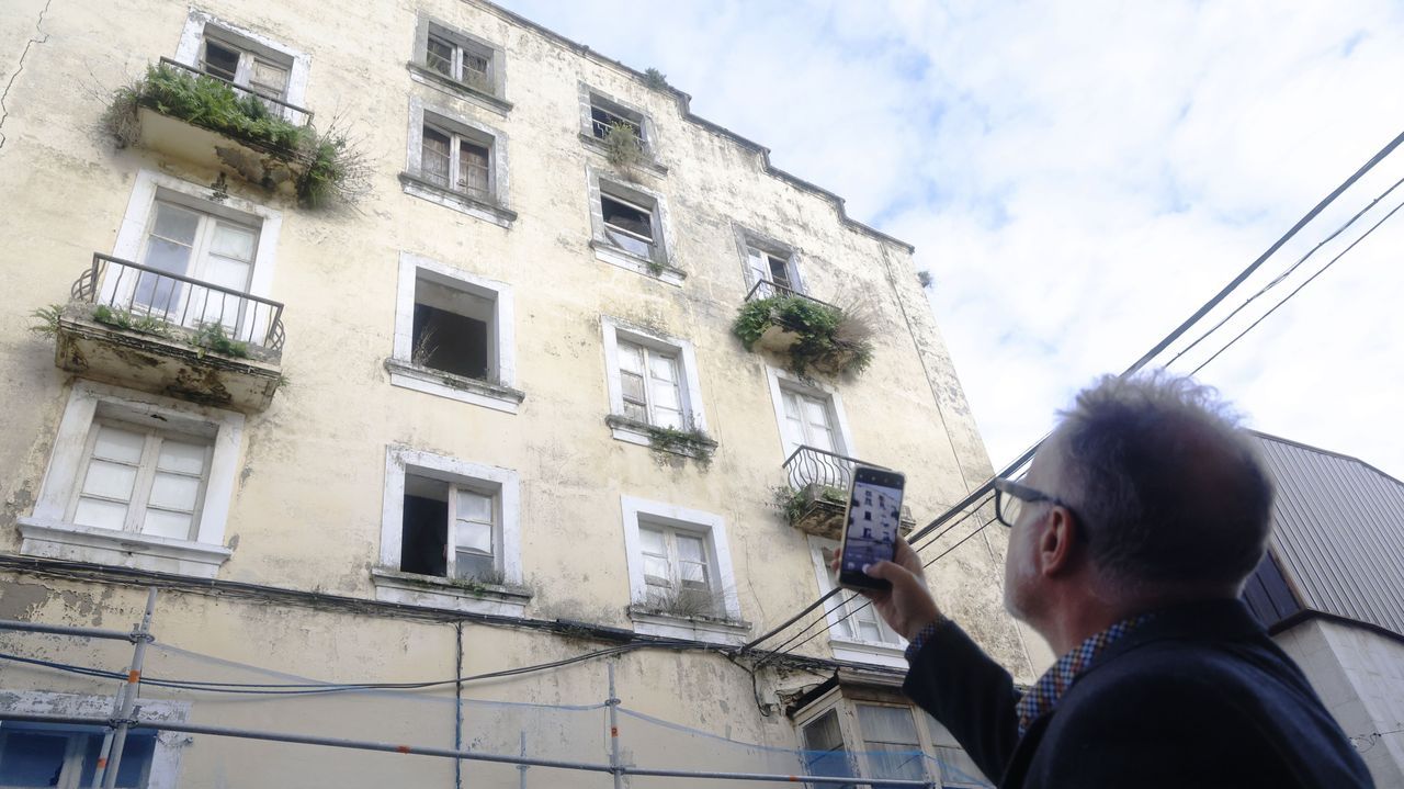 Eduardo Alonso Lois, del Colegio de Arquitectos, delante del edificio colapsado.