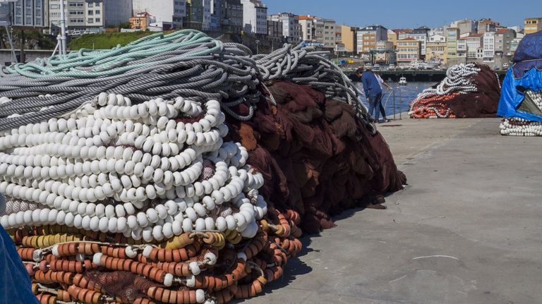 Redes y aparejos de pesca en el puerto de Malpica, en una foto de archivo