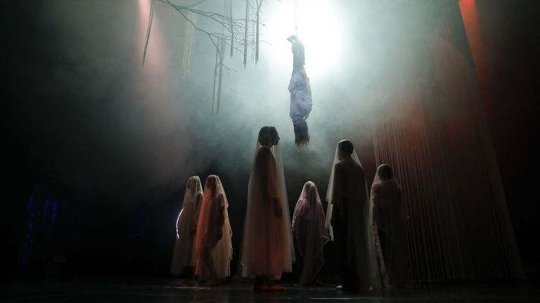 Artes en movemento. O espectáculo «Serva me, servabo te» está desenvolto pola compañía Pálido Domingo, que é a primeira vez que produce unha montaxe destas dimensións, como tamén supón o seu debut no escenario do Salón Teatro e na colaboración co Centro Dramático Galego. Pálido Domingo agarda que esta peza sexa o comezo na creación dun espazo para as artes en movemento en Galicia.