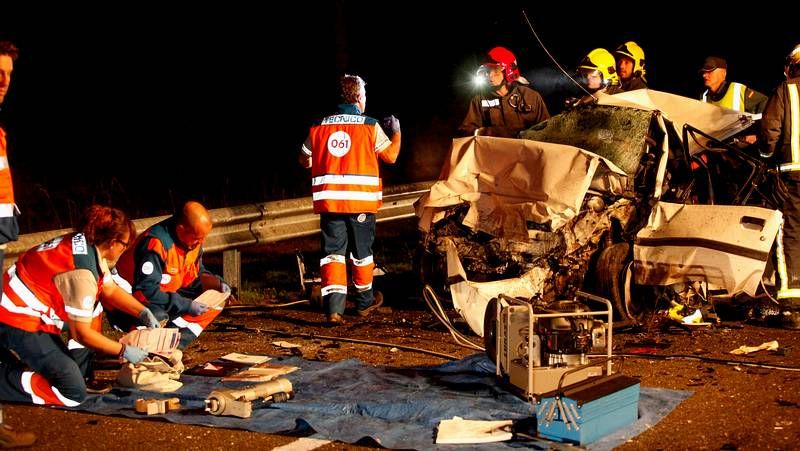 Colisi�n frontal en O Corgo.El punto en el que se produjo el choque mortal, por donde circulan los veh�culos en la imagen y donde finaliza la l�nea continua. 