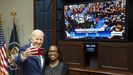 Joe Biden se fotografia con Ketanji  Brown Jackson, tras ser confimada en el Senado como nueva jueza del Tribunal Supremo.