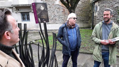 Uxío Novoneyra, presidente de la fundación que vela por el legado de su padre, el gran poeta de O Caurel; Sean Doran, director artístico del proyecto europeo; y el teniente de alcalde de Lugo, Rubén Arroxo, posan en los jardines del Museo Provincial con un ejemplar de la excelente edición gallega del «Ulises» que preparó Galaxia -colocado a su vez sobre una escultura del artista sarriano José Díaz Fuentes.