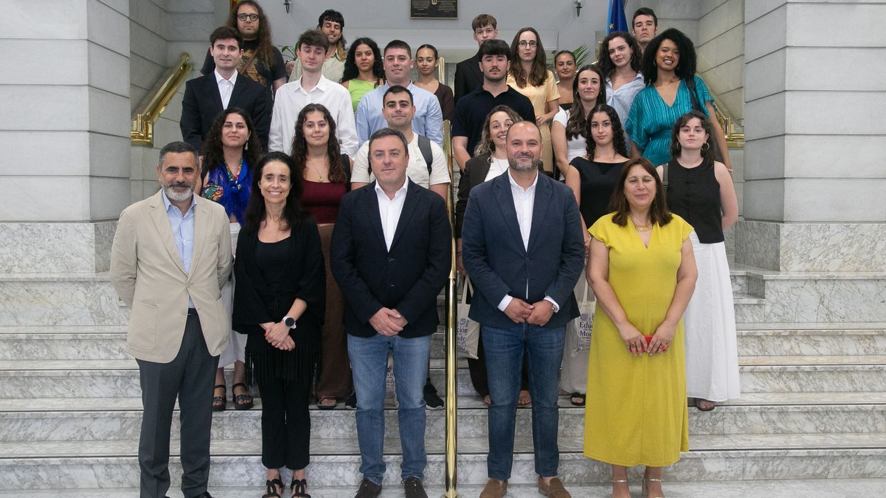 El Rena sale de nuevo al mercado por 399.000 euros.O presidente da Deputaci�n, Valent�n Gonz�lez, xunto cos bolseiros. 