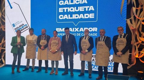 Los seis primeros embajadores de los alimentos de calidad diferenciada de Galicia junto a los conselleiros de Medio Rural y Mar, Jos Gonzlez y Rosa Quintana, ante los que se comprometieron en Santiago a dar a conocer los sabores y garantas de las 36 certificaciones agroalimentarias.