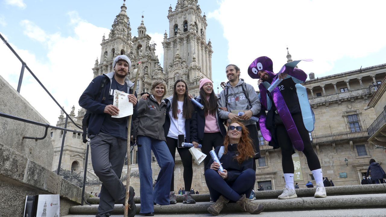 Los Instagrammers no Camio acompaados de la directora de Turismo en su llegada a la plaza del Obradoiro. 