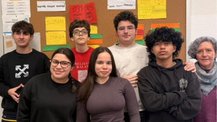 Alumnado de 4.� ESO E do IES Eusebio da Guarda, autoras/es da reportaxe, coa s�a profesora.