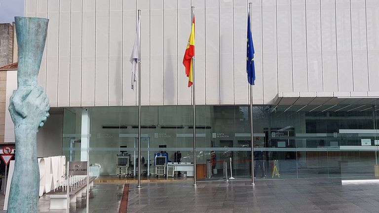 Utiliza horas sindicales para trabajar en un chiringuito e ir a la playa en Vigo y lo descubre un detective