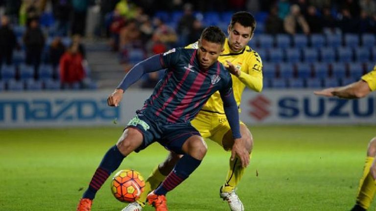 Machís y Diegui luchando por un balón en el Huesca-Oviedo de la 15/16