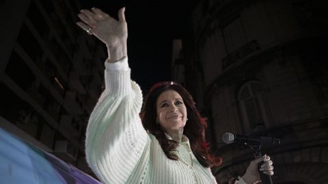 Cristina Fernández, sobre un escenario improvisado a las puertas de su domicilio.