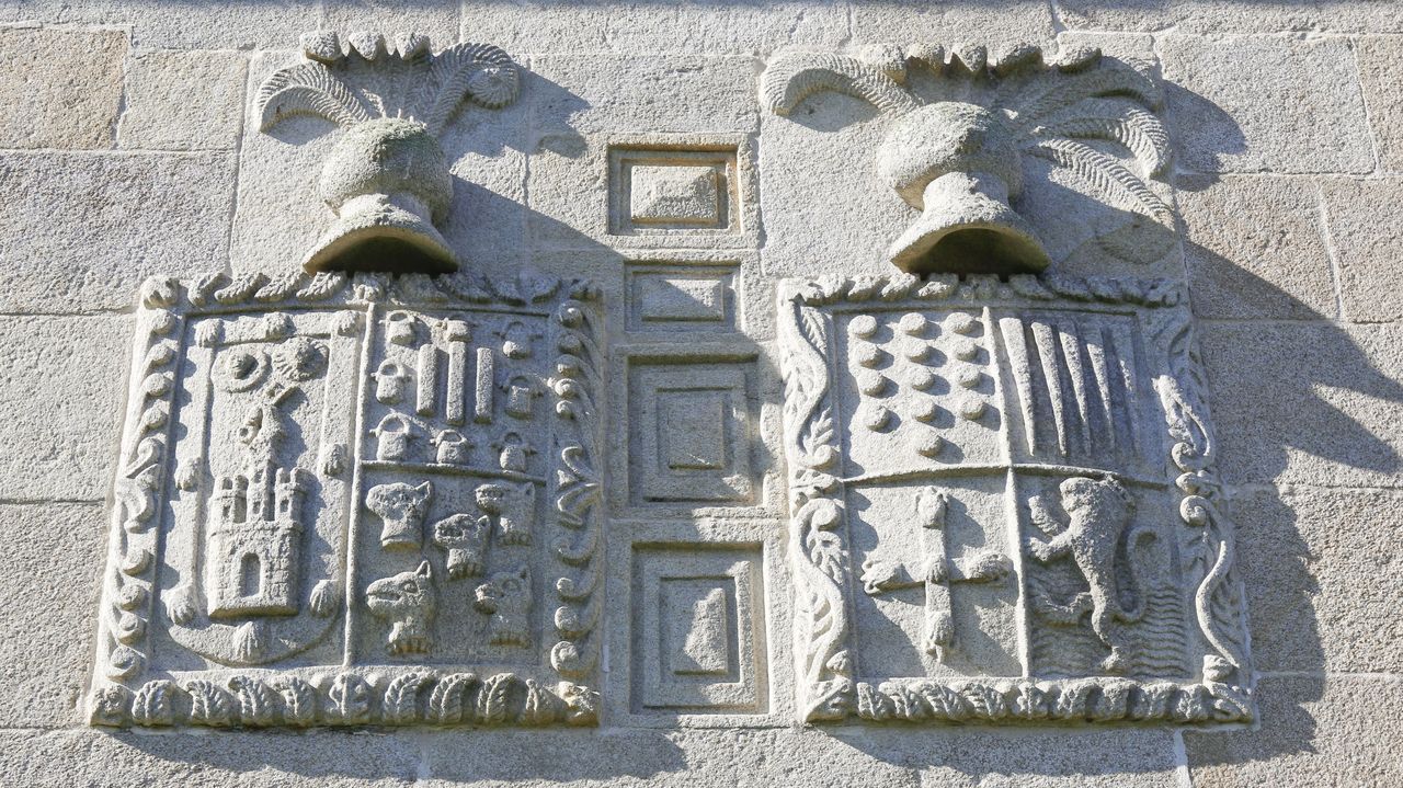 Os escudos das familias Vázquez e Lemos