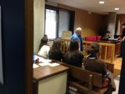 Alumnos universitarios de Vigo y el acusado, al terminar el juicio