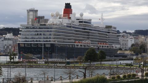 El trasatlántico Queen Elizabeth, atracado en el puerto de A Coruña
