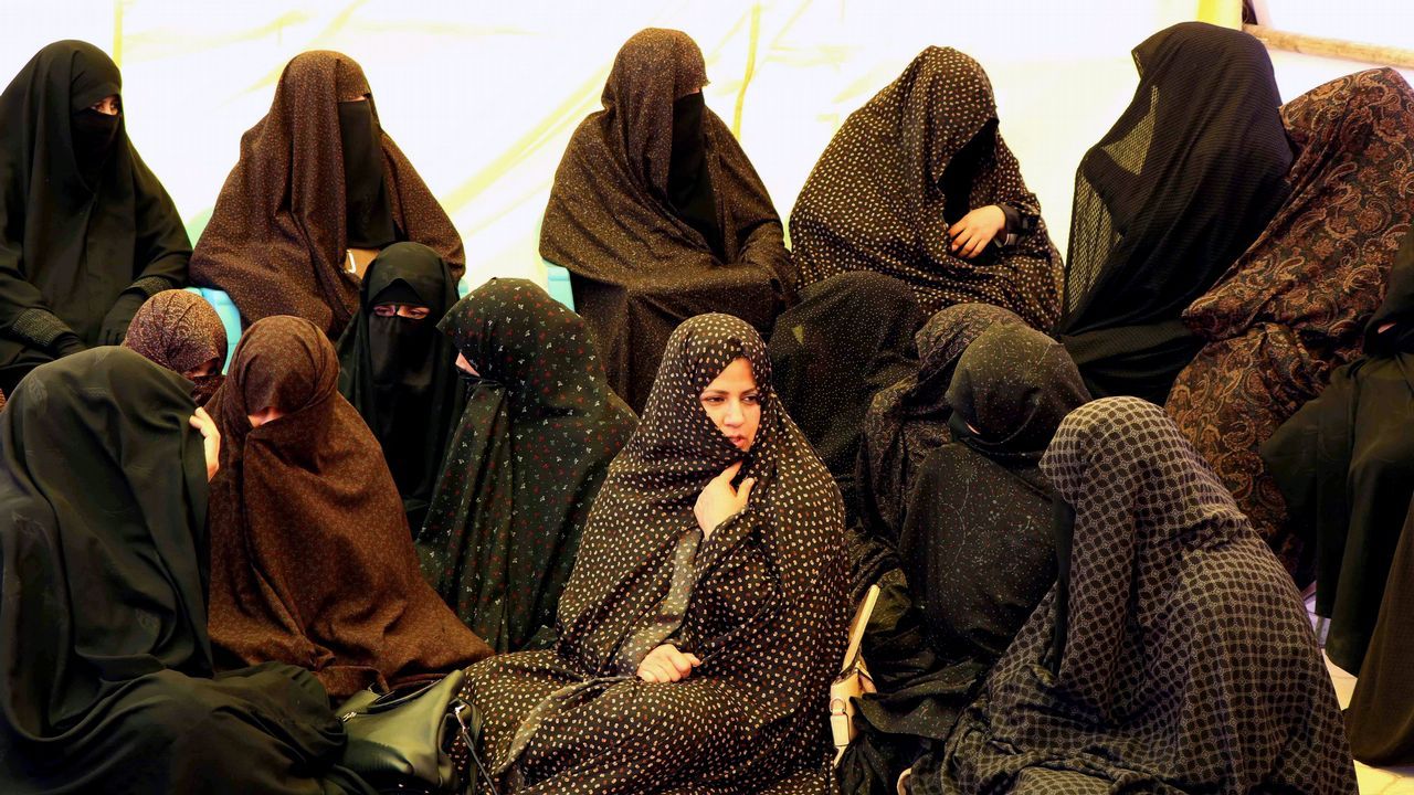 Decenas mujeres afganas participan en una protesta frente al despacho del gobernador provincial en Herat, al norte de Afganistán, para pedir justicia para los civiles fallecidos el lunes en la zona donde las Fuerzas Aéreas bombardearon una presunta reunión de talibanes