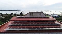 Paneis solares que forman parte da comunidade enerxtica da Illa