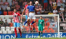 Joselu Bernardo Lugo Real Oviedo Anxo Carro.Joselu pugna por un balon aereo con Bernardo