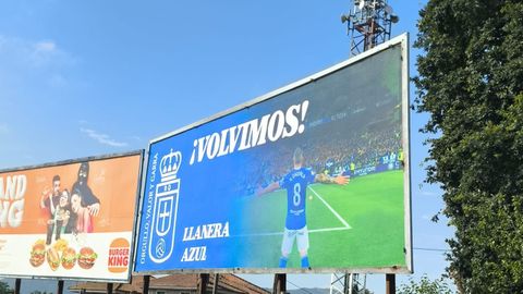 Lona colocada en la rotonda de entrada a Posada de Llanera
