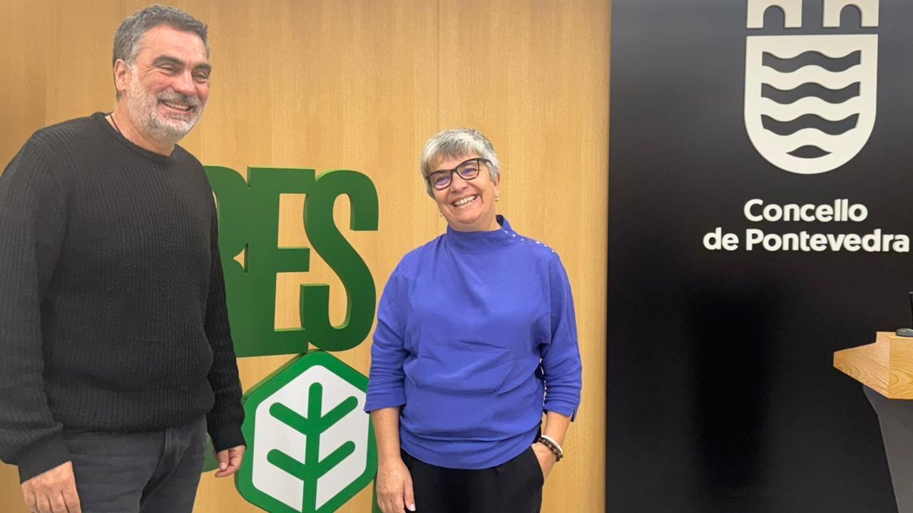 O concelleiro de Cultura de Pontevedra, Demetrio Gmez, con Isolina Couso, da CIG, este luns no Concello, onde presentaron a quinta Xornada de historia