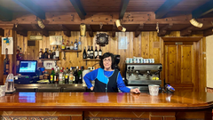 Mar�a Jes�s Miguel detr�s de la barra de La Encruceyada