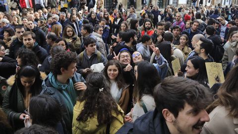 Entrada de alumnos frente a la facultad de Medicina para las pruebas mir.