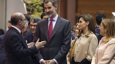 Los reyes charlan con Javier Lambán, presidente de Aragón, durante su paseo por Fitur. 