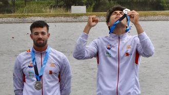 Diego Dom�nguez, derecha, dedic�ndole la plata en la Copa del Mundo y su clasificaci�n ol�mpica a su madre fallecida