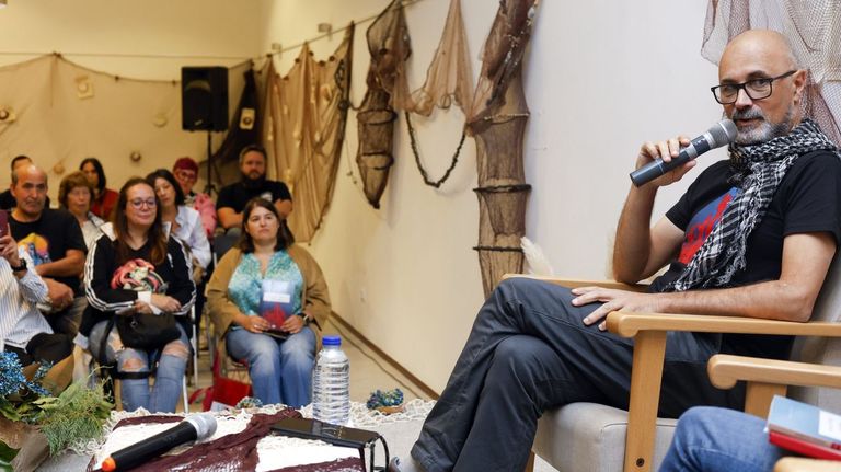 Manuel Esteban presenta «La ira de los mansos» en Bueu