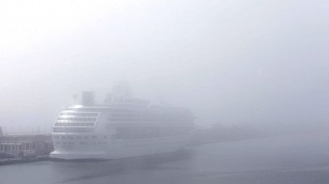 Un trasatlntico en la terminal de pasajeros del puerto de Barcelona, que permanece cerrado a causa de la intensa niebla que desde primera hora de la maana afecta al litoral de Barcelona. 