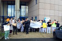 Los trabajadores portaban pancartas, sobres y chorizos