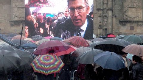 Tecnologa moderna. Un mar de cientos de paraguas cubri la plaza del Obradoiro, donde el pblico sigui el acto por una pantalla gigante