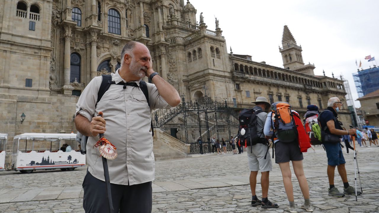 Jos Andrs llega a Santiago.Martio Rivas, Cristina Cerqueiras, Gala Gonzlez y Xurxo Carreo antes de comenzar la primera etapa del Camino Portugus