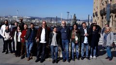 Integrantes de las listas de Podemos y Equo, junto al Pozo de la Barquera