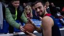 El jugador denunciado, con unos aficionados en el pabelln de Andorra la Vella.