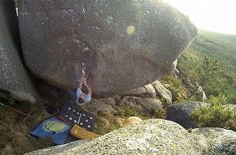 Benito Santos, practicando boulder en la zona de los Penedos, una buena zona si estuviese desbrozada.