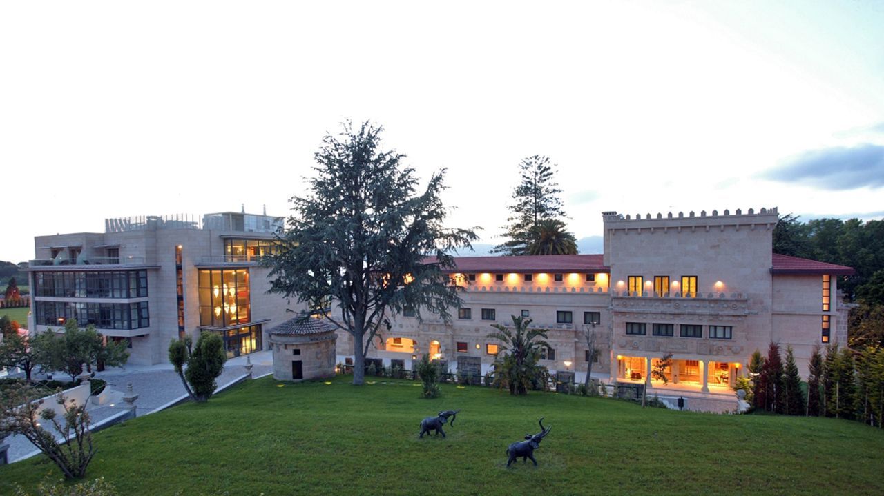 Un recorrido por el prestigioso alojamiento.Jos� Vicente Fern�ndez, frente al colegio de su hija en Monforte