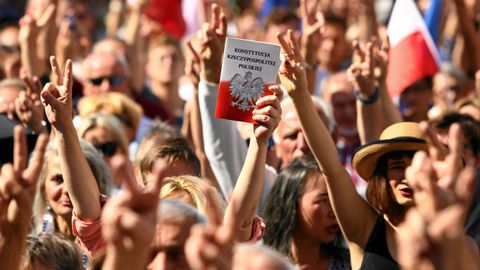 Protestas en Cracovia con un ejemplar de la constitucin polaca en la mano de una de las manifestantes simpatizante de la oposicin. 