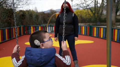 Mónica con uno de sus hijos en el parque